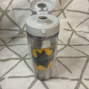 BATMAN 24 OZ TERVIS WATER BOTTLE with lid